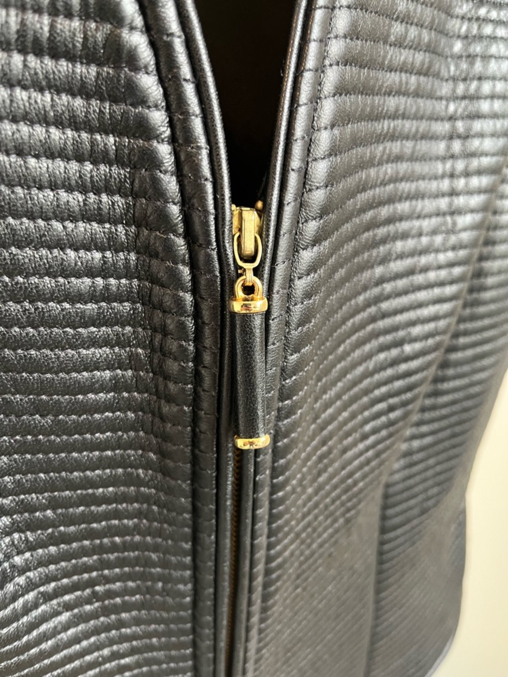 Ellen Tracy Black Quilted Genuine Leather Vest Zip Front Size 10 Made USA - Picture 4 of 10